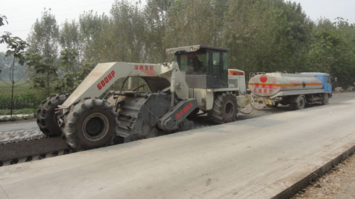 WR2300L，西華縣二灰碎石冷再生