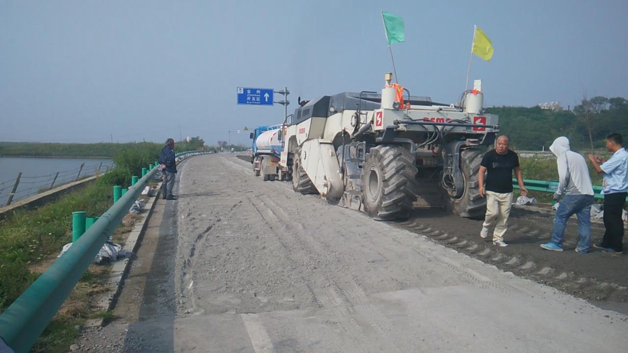 RZ2300，大連濱海公路冷再生施工